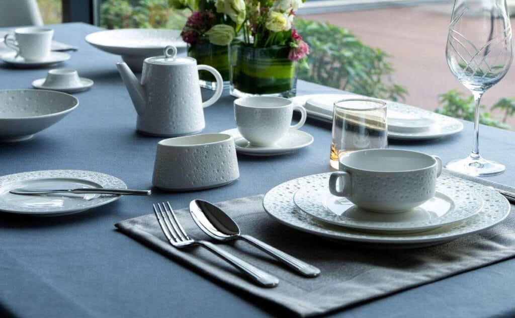 Brett porcelain dinnerware set