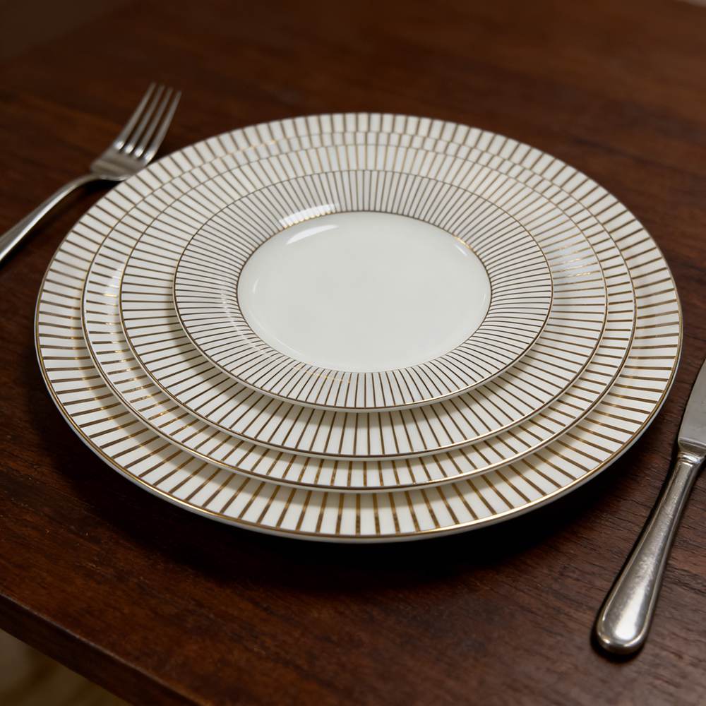 Luxury Gold-Rimmed Radial Pattern Bone China Wedding Plate Set