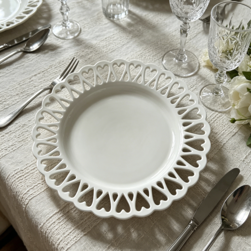 Heart-shaped hollow ceramic plate, suitable for wedding party decorations, banquets, engagement table decorations.